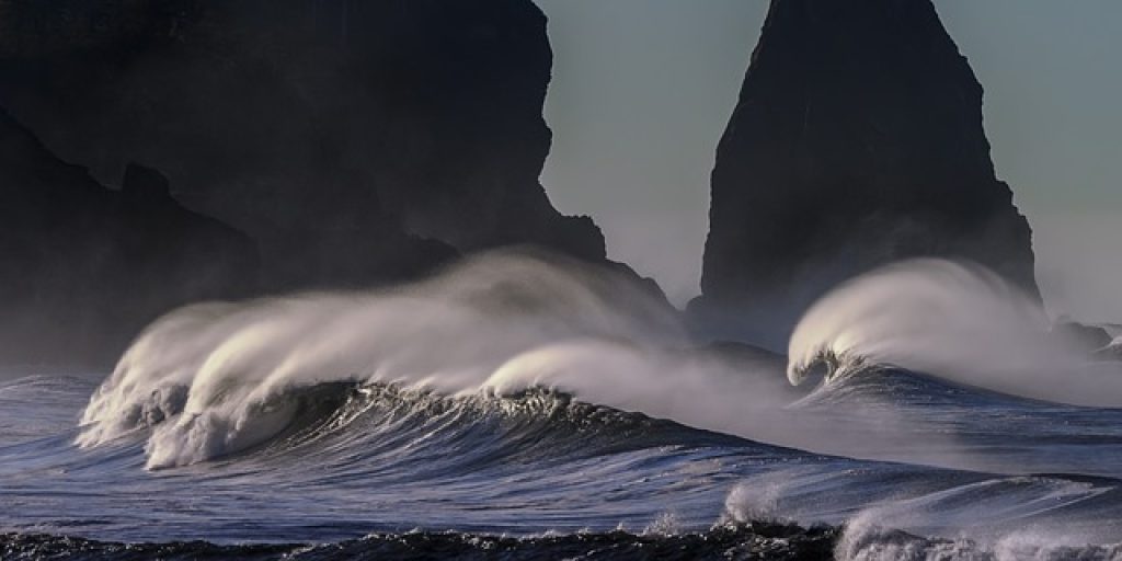 what it means when you dream of big waves in a storm